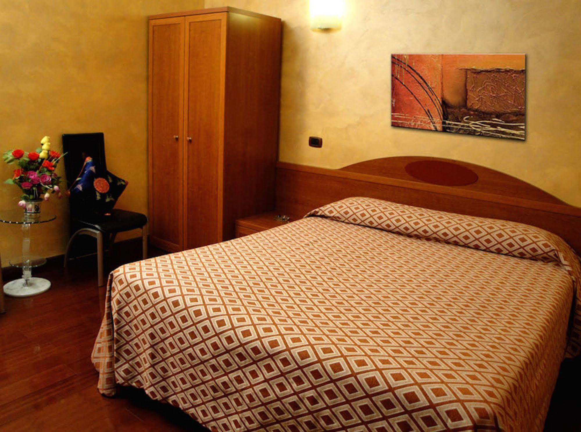 Hotel Bengasi Moncalieri Bagian luar foto