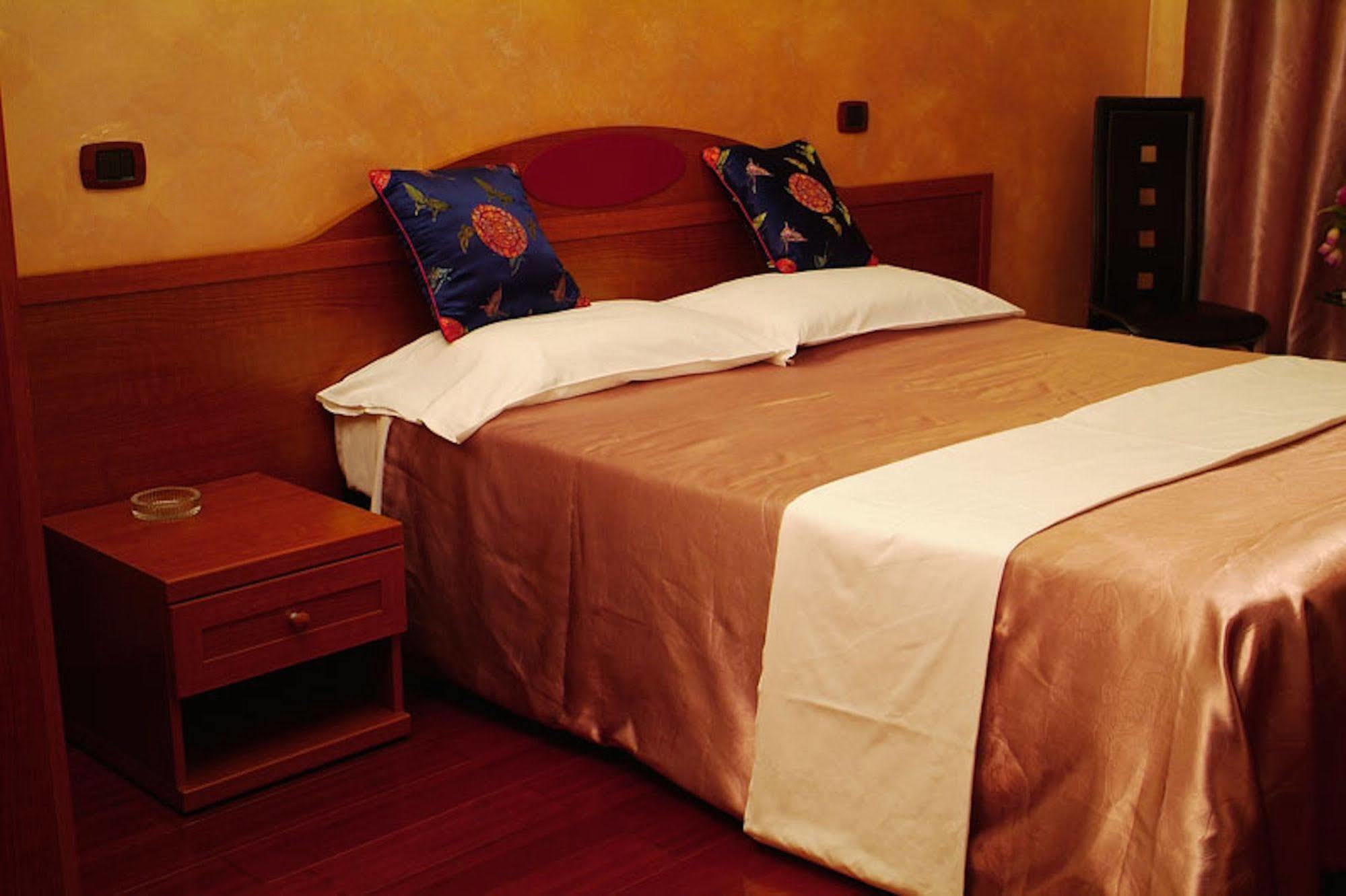 Hotel Bengasi Moncalieri Bagian luar foto
